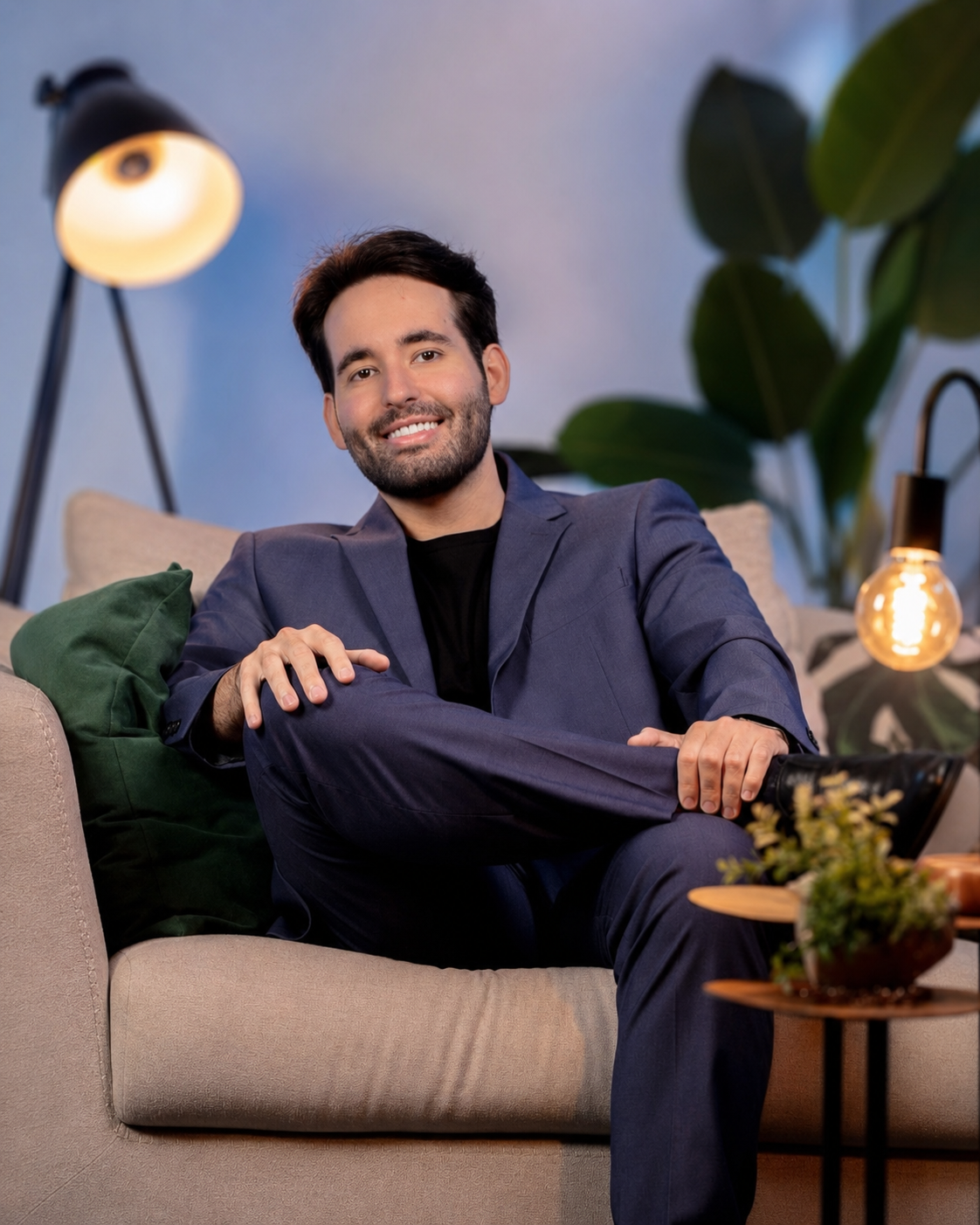 Dr. Matheus Busnardo em seu consultório
